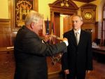 Po złożeniu ślubowania burmistrz Ryszard Macura przyjął z rąk wiceprzewodniczącego RM łańcuch – insygnium władzy. Fot. BZ